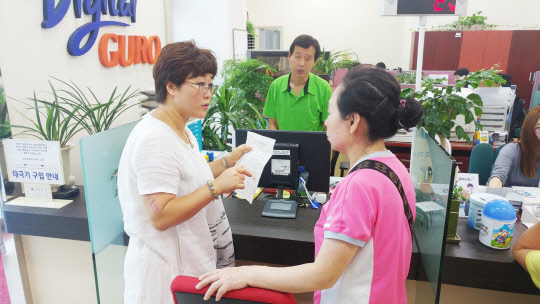 구로구가 상반기 시범 운영한 다문화 여성 민원안내 통역 도우미 사업이 호평을 받고 있다. 구로구는 결혼 이주 여성 일자리 창출과 외국 민원인 편의 도모를 위해 지난 1월 외국어가 능통한 다문화 여성을 민원 안내 통역 도우미로 가리봉동과 구로4동에 각각 배치했다. 구로구 제공